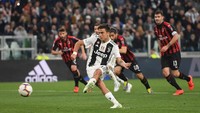Juventus menyamakan kedudukan lewat eksekusi penalti Paulo Dybala pada menit ke-60. Wasit menunjuk titik putih usai Dybala dilanggar oleh  Mateo Musacchio. Foto: Tullio M. Puglia/Getty Images