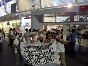 Massa Kampanye Akbar Prabowo-Sandiaga Mulai Berdatangan ke GBK Massa Kampanye Akbar Prabowo-Sandiaga Mulai Berdatangan ke GBK