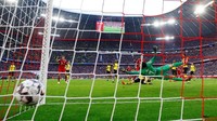 Bayern menambah gol pada menit ke-41. Javi Martinez memaksimalkan bola muntah dengan tendangan dari pinggir kotak penalti. Reuters/Kai Pfaffenbach.