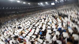 Potret Lautan Manusia Salat Subuh Berjemaah di GBK