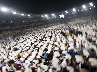 Potret Lautan Manusia Salat Subuh Berjemaah di GBK