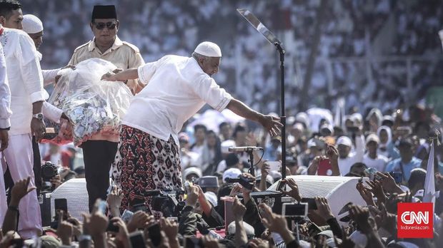 Gaya Prabowo di GBK, Dari Joget Hingga Sapa Wartawan Asing