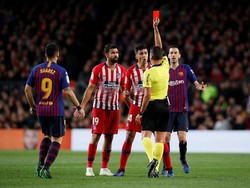 Diego Costa mendapat kartu merah di menit ke-28. Reuters/Albert Gea.