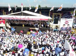 Prabowo Batal Hadir, Massa Tetap Padati Lapangan Suryakencana Sukabumi Prabowo Batal Hadir, Massa Tetap Padati Lapangan Suryakencana Sukabumi