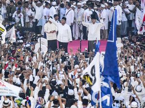 Gaya Kompak Prabowo-Sandiaga Sapa Pendukung di GBK