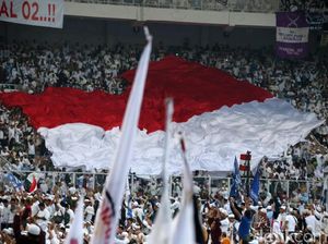 Bendera Merah Putih Raksasa Hiasi Kampanye Akbar Prabowo