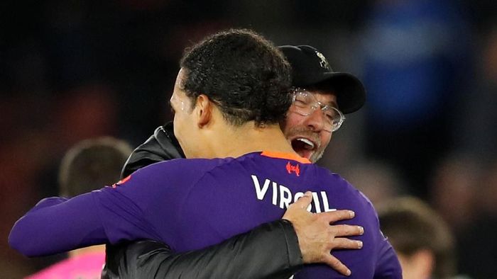 Pemain belakang Liverpool, Virgil van Dijk, dipeluk Juergen Klopp. (Foto: David Klein/Reuters) Pemain belakang Liverpool, Virgil van Dijk, dipeluk Juergen Klopp. (Foto: David Klein/Reuters)
