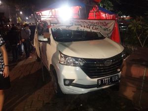Sebuah Mobil Seruduk Warung Pecel Ayam di Kemanggisan