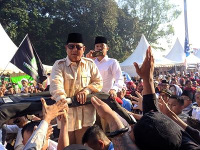 Potret Prabowo Sapa Pendukung di Luar Stadion GBK