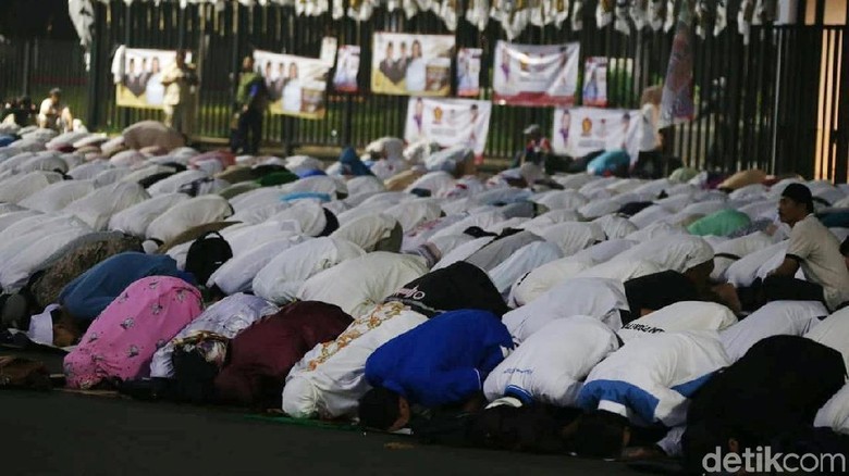 Penampakan Saf Salat Campur di Kampanye Prabowo yang Ramai di Medsos