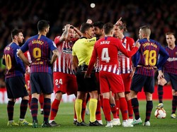 Costa begitu emosional sampai sulit diminta meninggalkan lapangan permainan. (Foto: Albert Gea / Reuters)