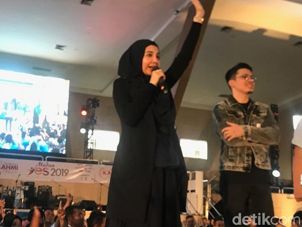 Dituding Rebut Irwansyah dari Acha, Zaskia Sungkar Beri Penjelasan Dituding Rebut Irwansyah dari Acha, Zaskia Sungkar Beri Penjelasan