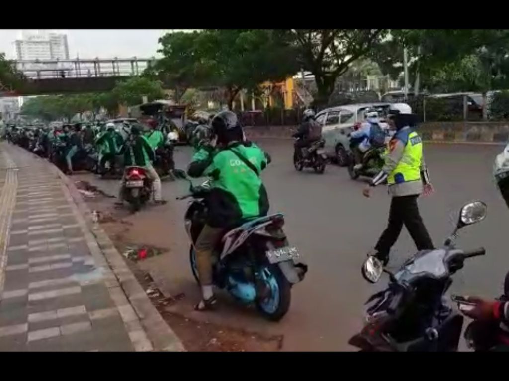 Perilaku Ojol di Depok Bikin Geleng Kepala, Main Kucing-kucingan Sama Polisi Perilaku Ojol di Depok Bikin Geleng Kepala, Main Kucing-kucingan Sama Polisi