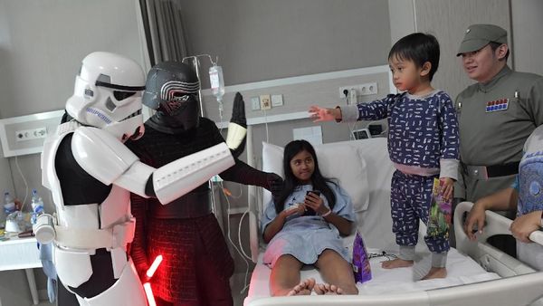 Tokoh Star Wars Hibur Pasien Anak di Rumah Sakit