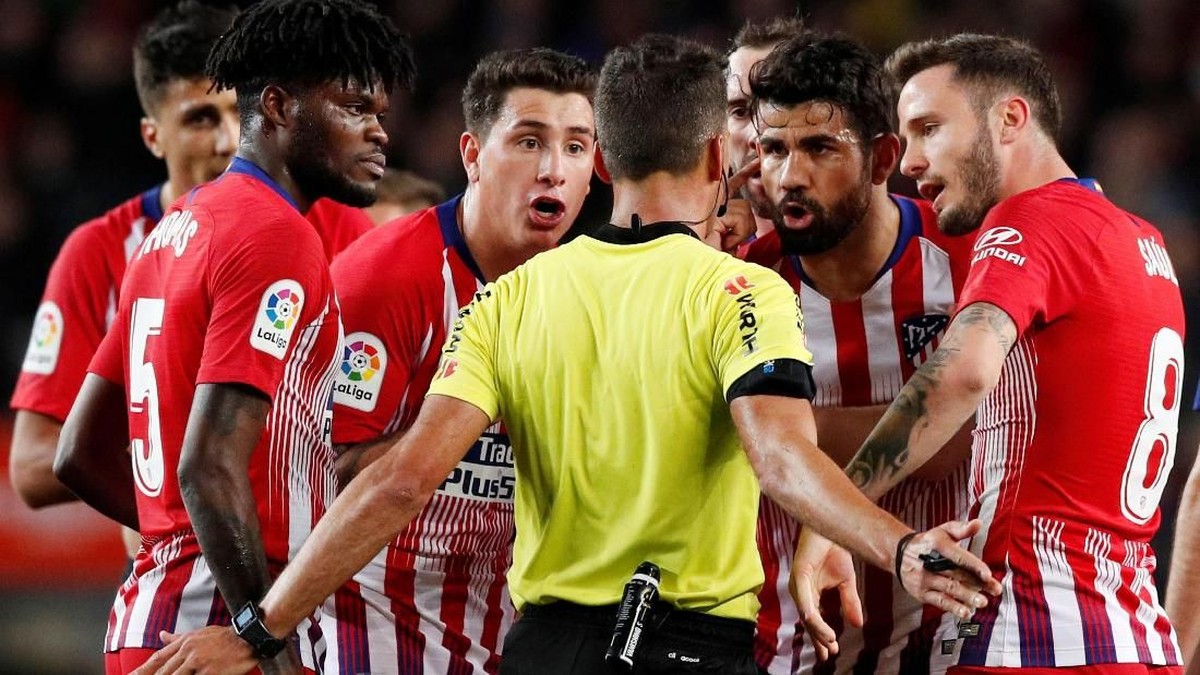 Diego Costa bisa dihukum maksimal 12 pertandingan akibat insiden di laga Barcelona vs Atletico Madrid (Reuters)