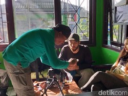 Lagi, Dua Turis Diamankan Karena Nekat Naik Kawah Bromo