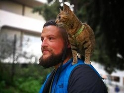 Viral, Kisah Pesepada yang Keliling Dunia dengan Kucing