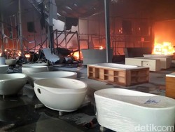 Kebakaran Pabrik Bak Mandi di Pasuruan Padam, Penyebab Belum Diketahui