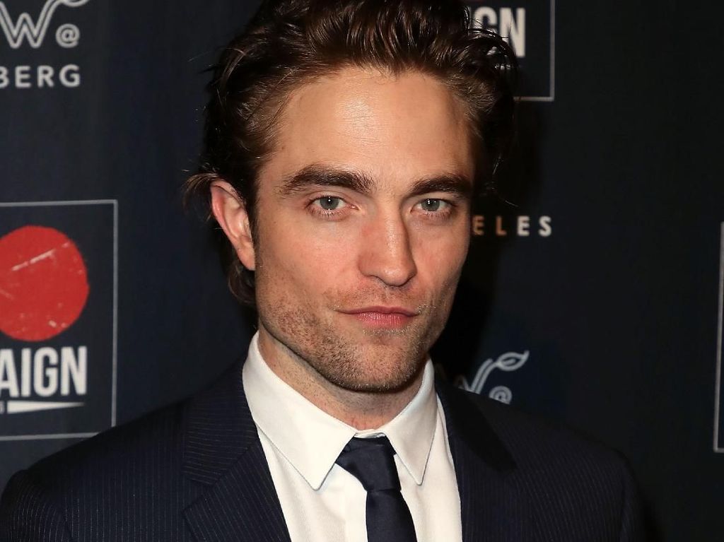 Robert Pattinson Punya Perut Kotak-Kotak, Kamu Juga Bisa Lho