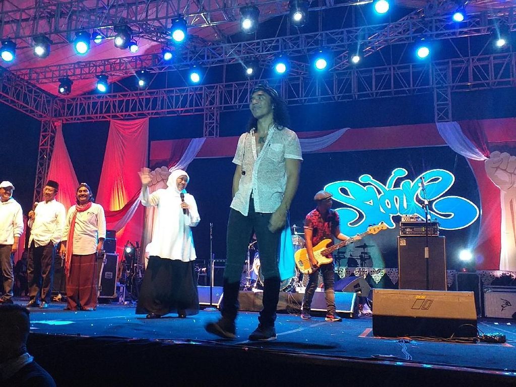 Slank Ajak Nyanyi Ku Tak Bisa Bareng Khofifah, Gus Ipul dan Mahfud Md Slank Ajak Nyanyi Ku Tak Bisa Bareng Khofifah, Gus Ipul dan Mahfud Md