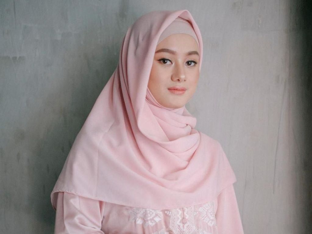 Tampil Berhijab, Dinda Hauw Ingin Perbaiki Diri dan Belajar Agama Tampil Berhijab, Dinda Hauw Ingin Perbaiki Diri dan Belajar Agama