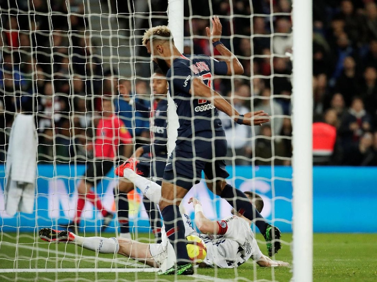 Eric Choupo-Moting menggagalkan peluang gol PSG (REUTERS/Benoit Tessier)