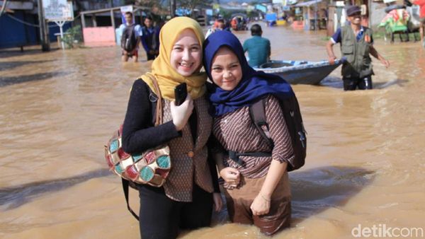 Aksi Neng Geulis Basah-Basahan Terobos Banjir