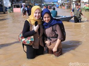 Aksi Neng Geulis Basah-Basahan Terobos Banjir