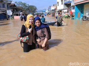 Jalan Kaki Terobos Banjir, Neng Geulis Ini Curi Perhatian Warga