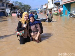 Jalan Kaki Terobos Banjir, Neng Geulis Ini Curi Perhatian Warga
