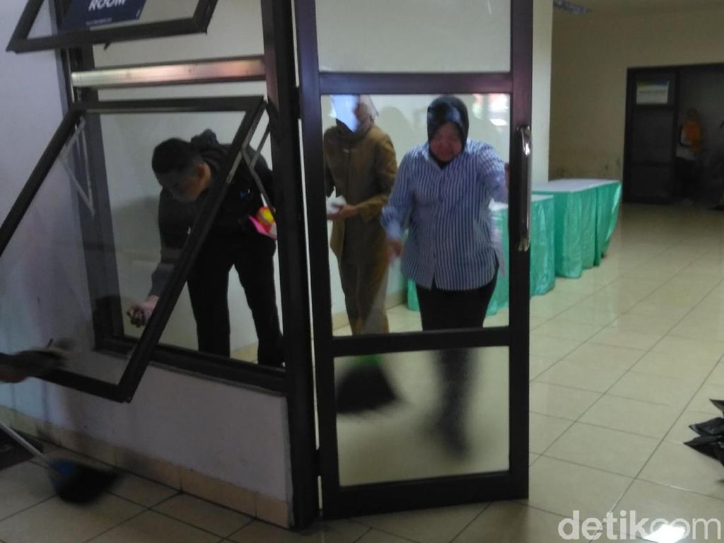 Jelang Laga Persebaya vs Arema, Risma Bersih-bersih Gelora Bung Tomo Jelang Laga Persebaya vs Arema, Risma Bersih-bersih Gelora Bung Tomo