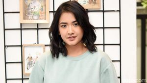 Gaya Nadya Arina dengan Sweater Oversize