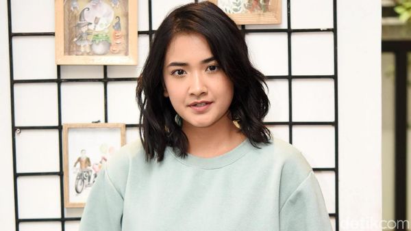 Gaya Nadya Arina dengan Sweater Oversize