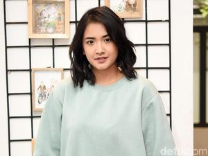 Gaya Nadya Arina dengan Sweater Oversize Gaya Nadya Arina dengan Sweater Oversize