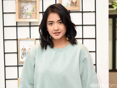 Gaya Nadya Arina dengan Sweater Oversize