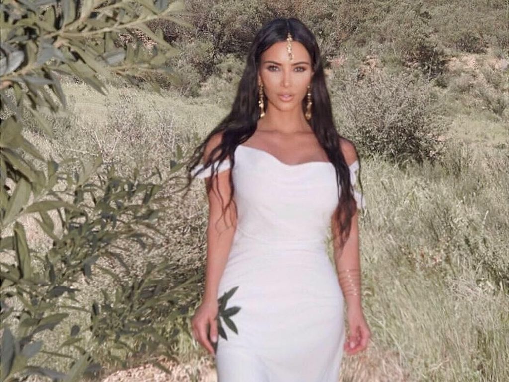Kim Kardashian Dikritik karena Pakai Hiasan Kepala Wanita India Kim Kardashian Dikritik karena Pakai Hiasan Kepala Wanita India
