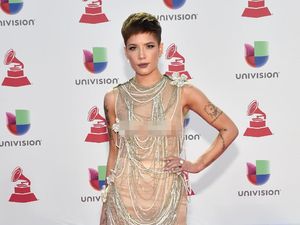 Kolaborasi Bareng BTS Bikin Halsey Tertekan Kolaborasi Bareng BTS Bikin Halsey Tertekan