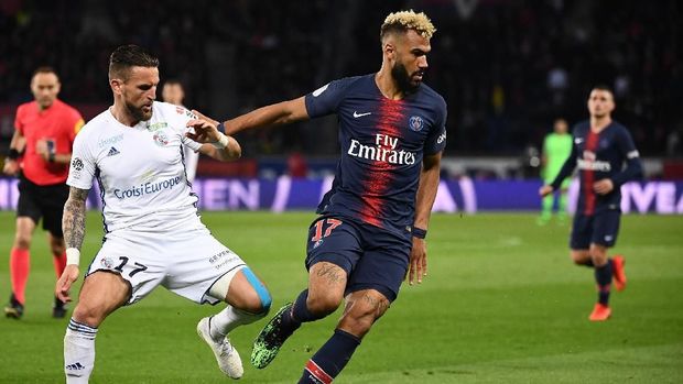 Paris Saint-Germain's Cameroonian forward Eric Choupo-Moting (R) vies with Strasbourg's French midfielder Anthony Goncalves during the French L1 football match Paris Saint-Germain (PSG) vs Strasbourg, on April 7, 2019 at the Parc des Princes stadium in Paris. (Photo by FRANCK FIFE / AFP)