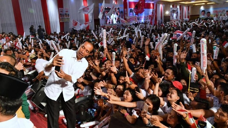 Pamer Kinerja di Kalteng, Jokowi Targetkan Menang 70% Pamer Kinerja di Kalteng, Jokowi Targetkan Menang 70%
