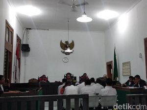 Baca Pledoi, Sekda Tasikmalaya Khilaf Sunat Bansos Rp 1,4 M Baca Pledoi, Sekda Tasikmalaya Khilaf Sunat Bansos Rp 1,4 M