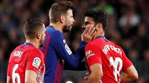 Diego Costa coba diingatkan oleh bek Barcelona Gerard Pique usai mendapat kartu merah. (