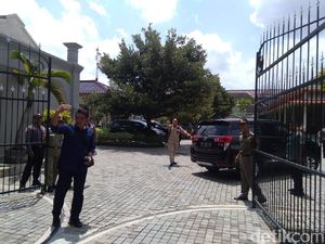 Hujan Deras dan Angin Kencang, Plafon Kepatihan Yogya Ambrol Hujan Deras dan Angin Kencang, Plafon Kepatihan Yogya Ambrol