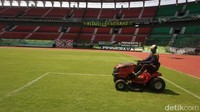 Pantauan detikcom, rumput stadion juga sedang dalam proses pemotongan.