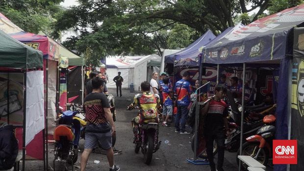Suasana balapan di Sirkuit Brigif Kujang II, Cimahi (13/1)