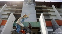 Petugas juga melakukan pengecetan dinding-dinding stadion.