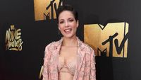 Gaya Seksi Halsey, Teman Duet Baru BTS di Video Boy With Luv
