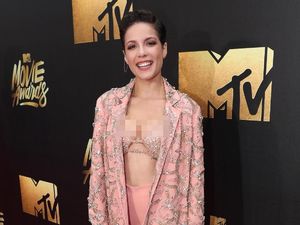 Gaya Seksi Halsey, Teman Duet Baru BTS di Video Boy With Luv