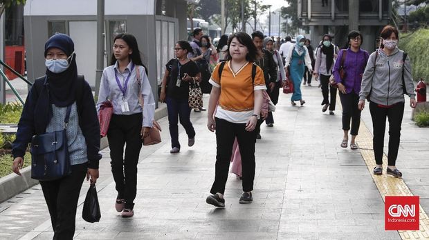 Karyawan menuju kantor saat pagi di kawasan Sudirman, Jakarta, Senin, 8 April 2019. CNNIndonesia/Safir Makki