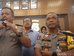 Polisi Sweeping Penonton Laga Persebaya Vs Arema FC yang Tak Bertiket