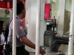 Senyum Vanessa Angel Saat Masuki Pengadilan Negeri Surabaya